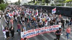Tausende Demonstrantinnen und Demonstranten forderten: „Atme! Brich die Ketten der Ausbeutung!“